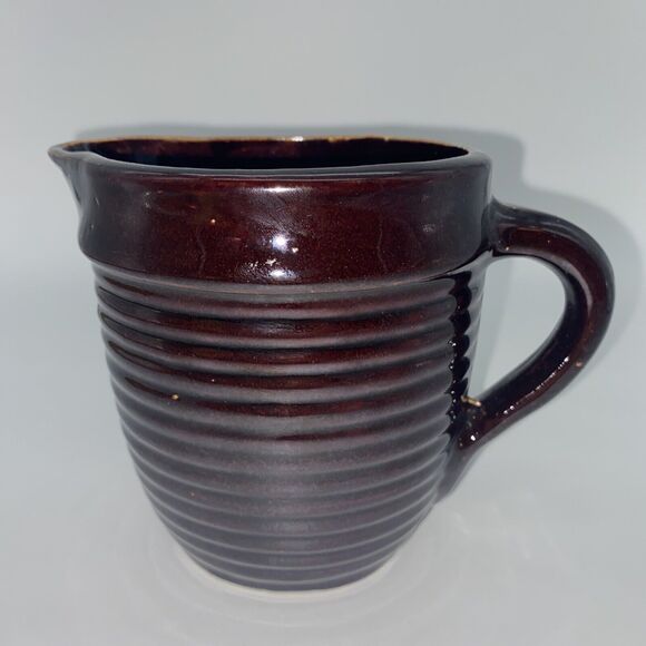 VINTAGE DARK BROWN HORIZONTAL RIBBED STONEWARE/POTTERY PITCHER "USA" - Picture 1 of 8